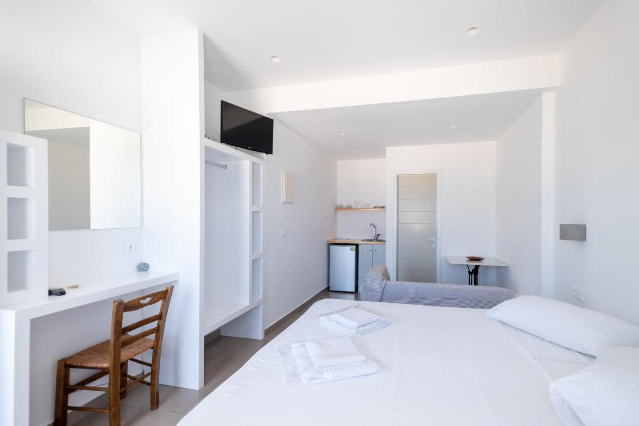 Lorenzo Studios And Suites Paros Naousa Exterior photo