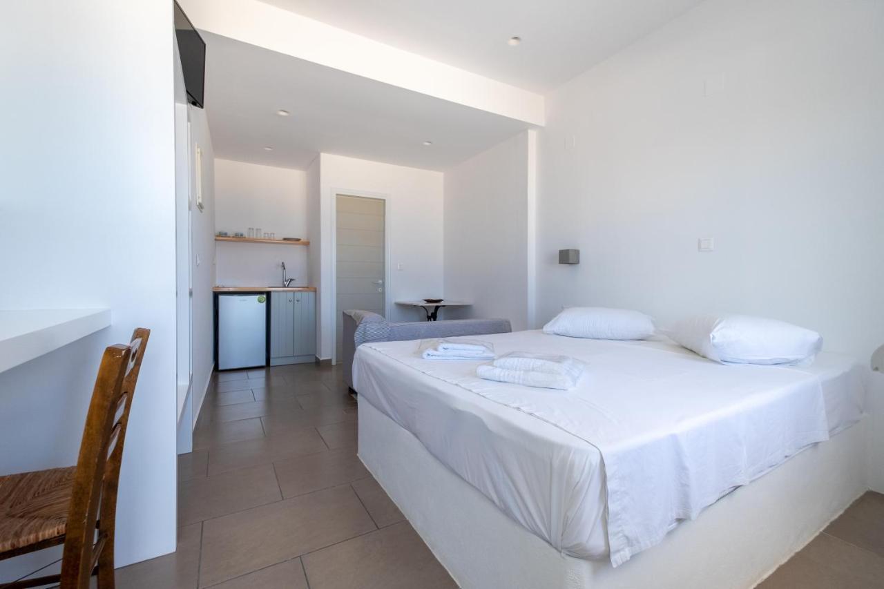 Lorenzo Studios And Suites Paros Naousa Exterior photo