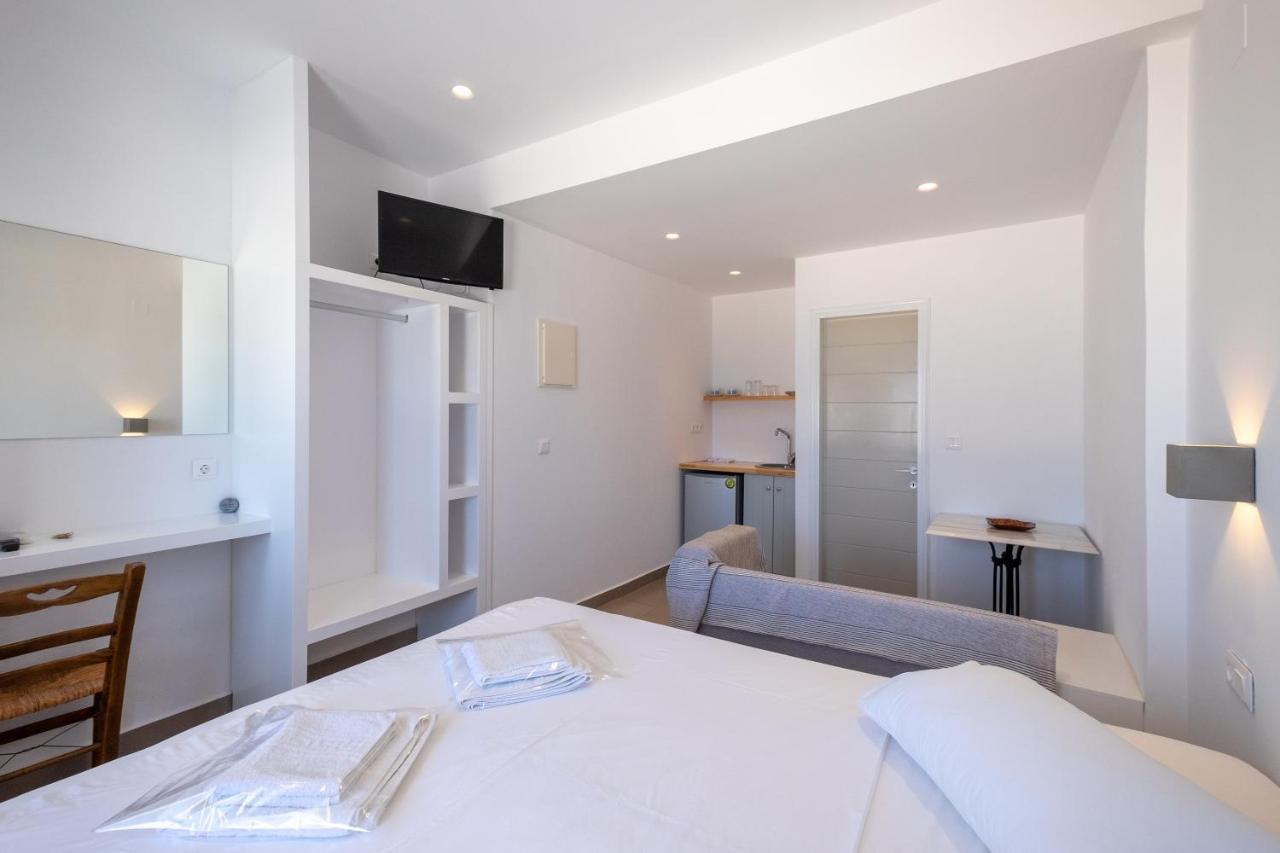 Lorenzo Studios And Suites Paros Naousa Exterior photo